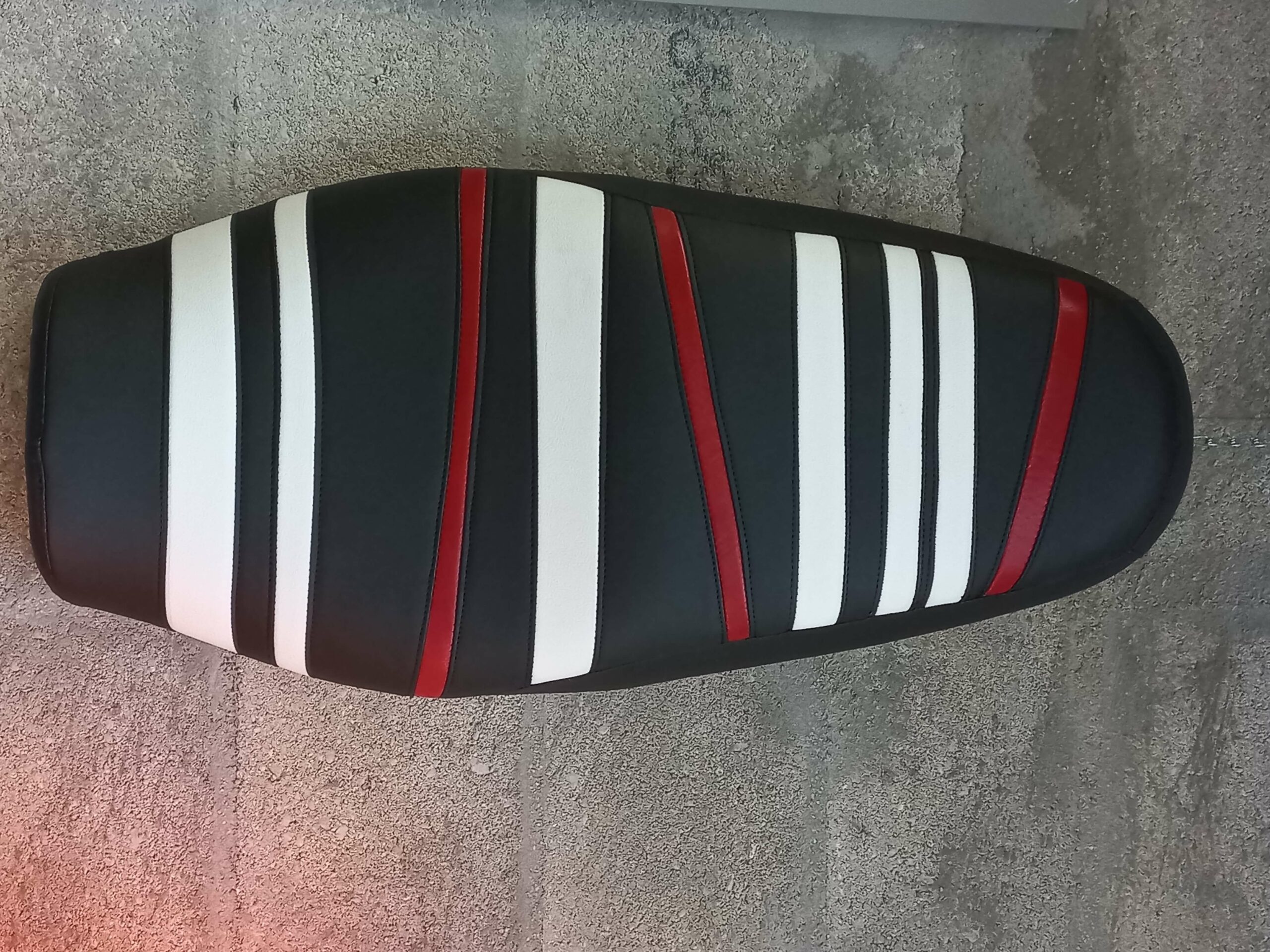 rouge noir selle