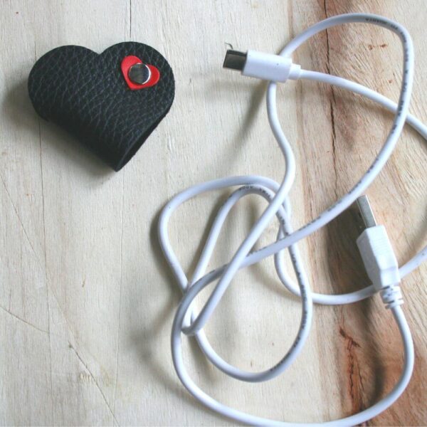 Attache câble en cuir - modèle cœur noir