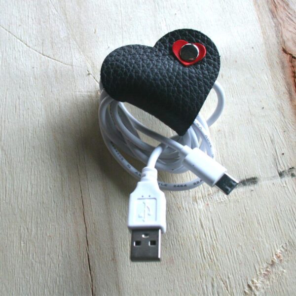 Attache câble en cuir - modèle cœur noir