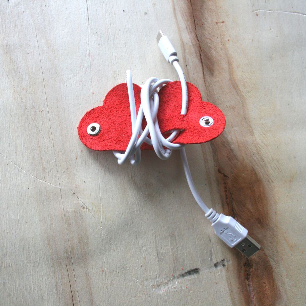 Attache câble en cuir - modèle cœur rouge