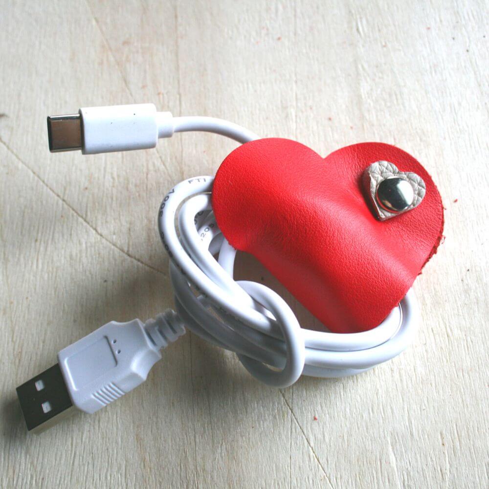 Attache câble en cuir - modèle cœur rouge