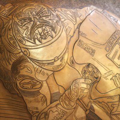 Toile en cuir sculptée