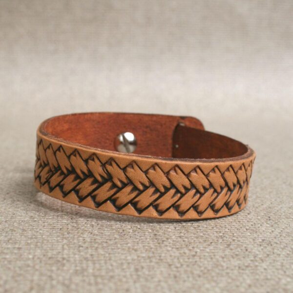 Bracelet en cuir repoussé